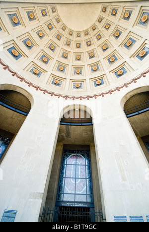 COLUMBUS, Ohio, USA – die gewölbte Atriumdecke am Haupteingang des Ohio Stadions, dem Heimstadion des Fußballteams der Ohio State University, zeigt modernes architektonisches Design innerhalb des historischen Sportplatzes. Dieser verglaste Raum empfängt Besucher im „The Horseshoe“, einem der berühmtesten Fußballstadien des College-Fußballs, und verbindet zeitgenössische Ästhetik mit der traditionsreichen Atmosphäre des Buckeye-Fußballs. Stockfoto