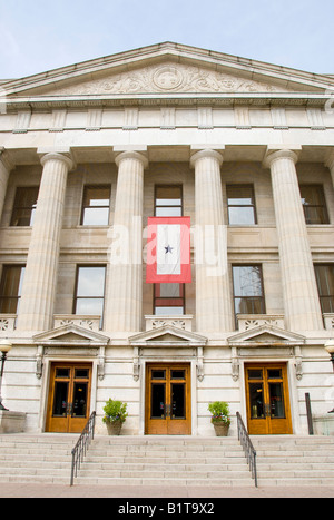 Ohio Statehouse Architecture Columbus // COLUMBUS, Ohio — die griechische Architektur des Ohio Statehouse steht in der Innenstadt von Columbus. Die ikonische Kalksteinfassade und die markante Kupferkuppel spiegeln die demokratischen ideale der USA des 19. Jahrhunderts wider und dienen sowohl als Sitz der Staatsregierung als auch als Symbol des reichen politischen Erbes von Ohio. Stockfoto