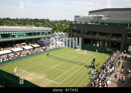 Wimbledon Tennis-Meisterschaften Menschen gerade ein Spiel der Herren-Einzel auf den äußeren Plätzen Stockfoto