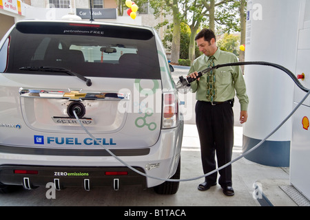 Fahrer an einer Wasserstoff-Zapfsäule an einer Tankstelle in Los Angeles bereitet sich auf den Tank der ein futuristisches Null-Emissions-Chevrolet Nachfüllen Stockfoto