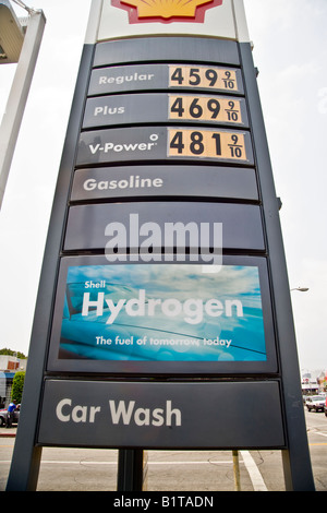 Schild an einer Tankstelle in Los Angeles wirbt Verfügbarkeit von Wasserstoff als Kraftstoff für futuristische Zero Emission Brennstoffzellen-Auto Stockfoto