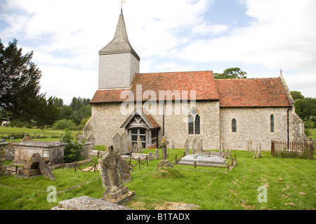 Das äußere des St. Mary & St Michael Norman Urkirche in Stoke Charity, Hampshire Stockfoto