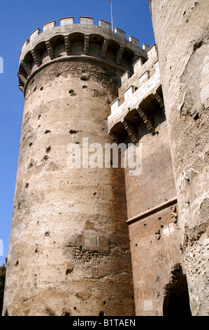 Twin überragte steinerne Tor der alten Stadtmauer Torres de Quart Valencia Spanien Europa Stockfoto
