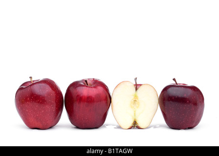 Rote Äpfel Line-up auf weißem Hintergrund mit einer in Scheiben geschnittenen Apfel Stockfoto