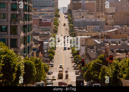 Cable Cars Teilen San Francisco s California Street ostwärts Steilhang mit regelmäßigen Verkehr Stockfoto