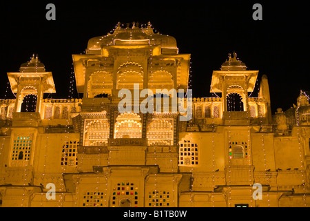 Nachtansicht des Stadt-Palast von UDAIPUR ursprünglich von Maharaja Udai Singh ll in 1600 AD RAJASTHAN Indien errichtete Stockfoto