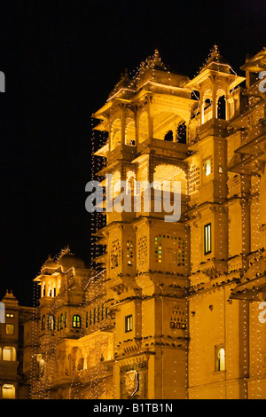 Nachtansicht des Stadt-Palast von UDAIPUR ursprünglich von Maharaja Udai Singh ll in 1600 AD RAJASTHAN Indien errichtete Stockfoto