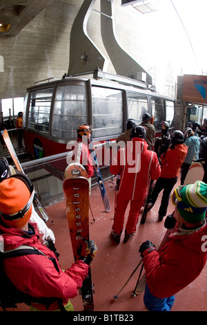 Jamie Pierre und Ben Murphy warten auf die Straßenbahn in Snowbird USA Stockfoto