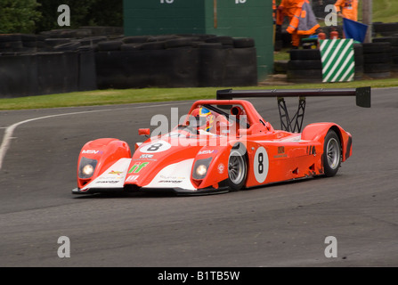 Ein V de V UK Ligier JS49 Sport Rennwagen in Brittens Ecke am Oulton Park Motor Racing Circuit Cheshire England Großbritannien Stockfoto