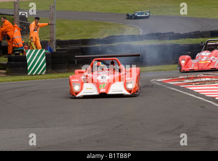 Ein V de V UK Ligier JS49 Sport Rennwagen in Brittens Ecke am Oulton Park Motor Racing Circuit Cheshire England Großbritannien Stockfoto