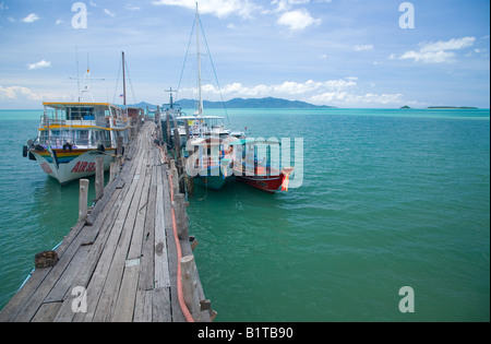 Klapprigen Steg, Fishermans Village, Koh Samui, Koh Penang im Hintergrund Stockfoto