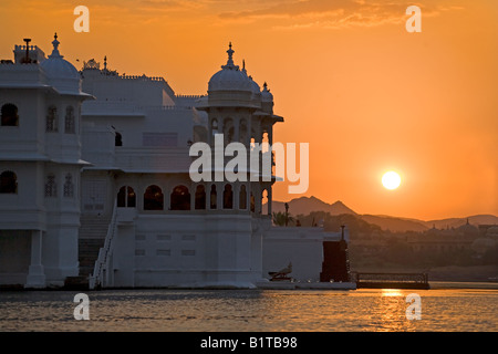 Sonnenuntergang hinter das LAKE PALACE HOTEL auf der JAGNIWAS Insel im LAKE PICHOLA gebaut von Maharaja Jagat Singh ll UDAIPUR RAJASTHAN Indien Stockfoto