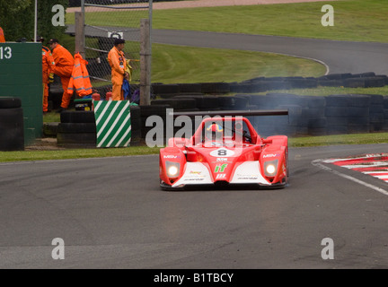 Ein V de V UK Ligier JS49 Sport Rennwagen in Brittens Ecke am Oulton Park Motor Racing Circuit Cheshire England Großbritannien Stockfoto