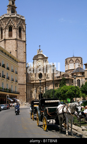Pferdekutsche Kutschen von Torre de Miguelete und Kathedrale in Plaza De La Reina Valencia, Spanien Stockfoto