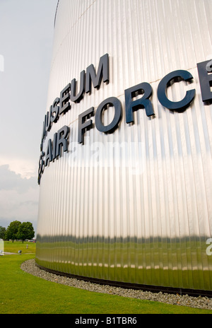 National Museum of the United States Air Force Dayton Ohio // DAYTON, Ohio, United States — das National Museum der United States Air Force befindet sich auf der Wright-Patterson Air Force Base in der Nähe von Dayton, Ohio. Dieses weitläufige Museum beherbergt eine riesige Sammlung von Militärflugzeugen, Raumfahrzeugen und Luftfahrtefakten, die die Geschichte und den technologischen Fortschritt der United States Air Force von ihrer Gründung bis heute zeigen. Stockfoto