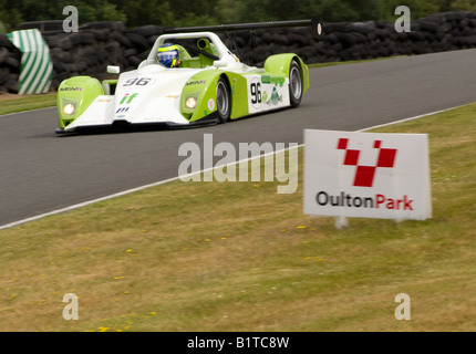 Ein V de V UK Ligier JS49 Rennen Sportwagen auf Hügel am Oulton Park Motor Racing Circuit Cheshire England Großbritannien Stockfoto