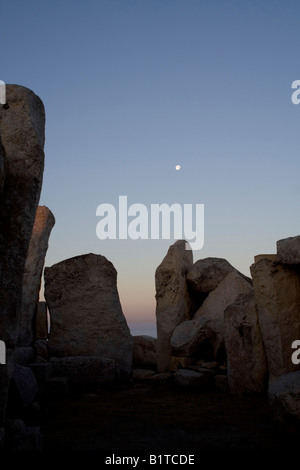 Im Inneren der prähistorischen Tempel von Hagar Qim, Malta, kurz vor der Morgendämmerung Stockfoto