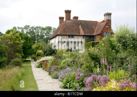 Great Dixter, Northiam, Sussex, UK: Die lange Grenze. Stockfoto