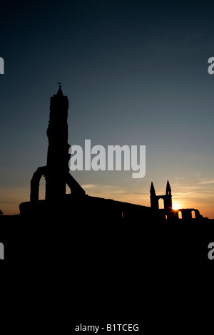 Stadt von Str. Andrews, Schottland. Silhouette Sonnenaufgang Blick auf die Ruinen der St. Andrews Cathedral. Stockfoto