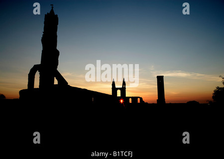 Stadt von Str. Andrews, Schottland. Silhouette Sonnenaufgang Blick auf die Ruinen der St. Andrews Cathedral. Stockfoto