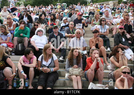 Wimbledon 2008 Massen von Menschen sitzen in Henman Hill gerade eine Partie Tennis auf Center Court auf einer großen Leinwand Stockfoto