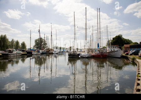 Sportboote vor Anker im Heybridge Becken im Gezeiten-Meer-Lock auf dem Fluß Chelmer Stockfoto