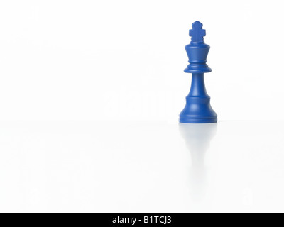 Blauer König Schachfigur Stockfoto