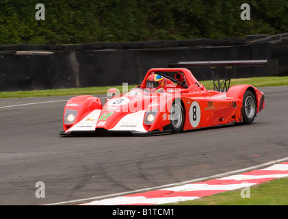 Ein V de V UK Ligier JS49 Sport Rennwagen in Brittens Ecke am Oulton Park Motor Racing Circuit Cheshire England Großbritannien Stockfoto