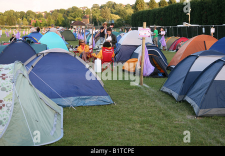 Menschen kampieren für Tickets für Wimbledon 2008 Stockfoto