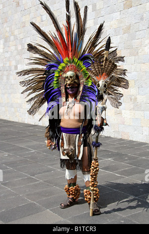 Mexikanische Mann gekleidet in Aztec Schädel Kostüm auf eine traditionelle aztekische Festival, Nationalmuseum für Anthropologie, Mexiko-Stadt Stockfoto