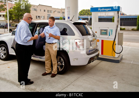 Ein Fahrer an einer Tankstelle in Los Angeles beschreibt seine ein futuristisches Null Emission Chevrolet Equinox Wasserstoff-Brennstoffzellen-Auto Stockfoto