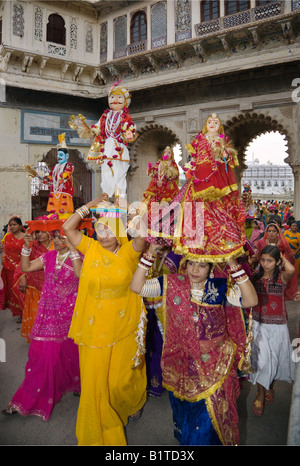 Rajasthani Frauen tragen Bildnisse von Shiva und seiner Frau Parvati auf dem GANGUR FESTIVAL UDAIPUR RAJASTHAN Indien Stockfoto