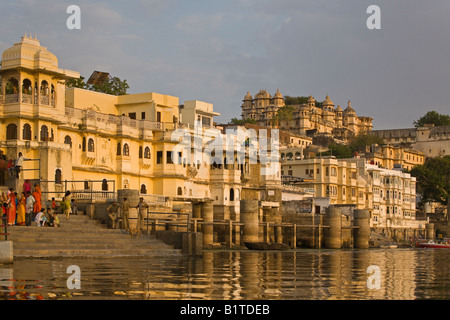 Das BAGORE-KI-HAVELI am Ufer des LAKE PICHOLA zurückgefallen durch die Stadt Palast von UDAIPUR RAJASTHAN Indien Stockfoto