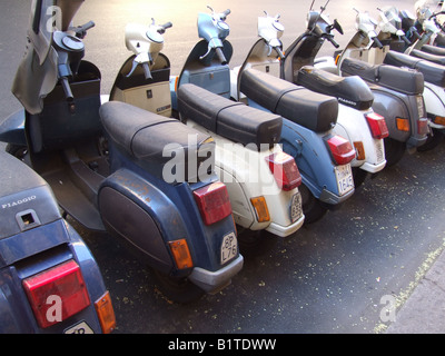 Zeile der Vespa Roller geparkt in Straße Rom Italien Stockfoto