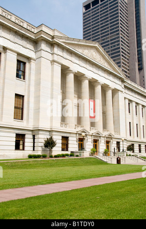 Ohio Statehouse Greek Revival Architecture Columbus // COLUMBUS, Ohio — die griechische Architektur des Ohio Statehouse steht in der Innenstadt von Columbus. Die ikonische Kalksteinfassade und die markante Kupferkuppel spiegeln die demokratischen ideale der USA des 19. Jahrhunderts wider und dienen sowohl als Sitz der Staatsregierung als auch als Symbol des reichen politischen Erbes von Ohio. Stockfoto