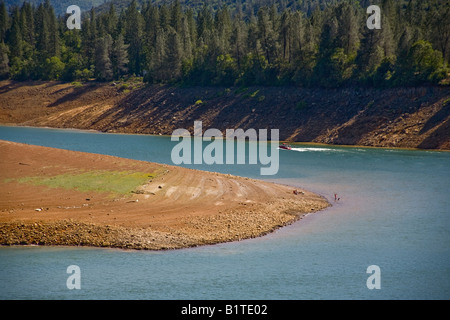 Dought Bedingungen lassen große Bereiche der Bank ausgesetzt am Shasta Lake Kalifornien Shasta Lake ist ein Stausee Stockfoto