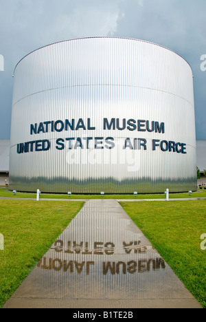 DAYTON, Ohio, USA – der Haupteingang des National Museum of the United States Air Force auf der Wright-Patterson Air Force Base in der Nähe von Dayton, Ohio. Der Name des Museums spiegelt sich nach einem Regensturm in einer Pfütze wider, die ein Spiegelbild der Fassade und Beschilderung des Gebäudes erzeugt. Stockfoto