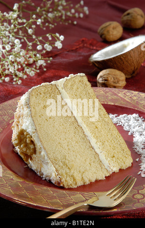 großes Stück Walnuss-Kokos-Kuchen Stockfoto