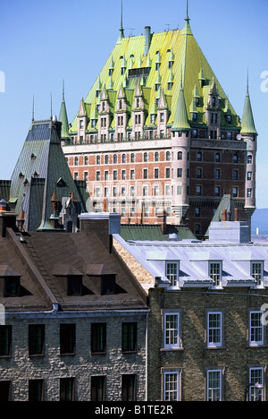 Das Fairmont Le Chateau Frontenac erhebt sich über andere provinzielle Gebäude in Quebec, Kanada Stockfoto