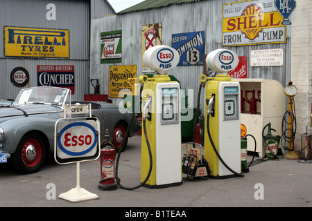 Eine Garage Vorplatz mit unvergesslichen Werbeschilder und Zubehör beim Goodwood Revival Meeting September 2007 übersät. Stockfoto