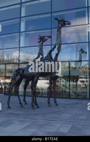 Giraffe-Skulpturen aus Autoteilen außerhalb der Omni-Kino im Zentrum von Edinburgh, Schottland. Stockfoto