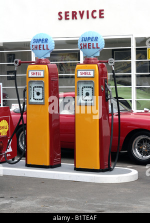 Super Shell Tankstelle mit zwei 50er-Zapfsäulen Stockfoto