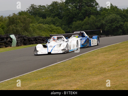 Zwei V de V Ligier JS49 Sportwagen Drop-Down-Hill Top am Oulton Park Motor Racing Circuit Cheshire England Vereinigtes Königreich UK Stockfoto