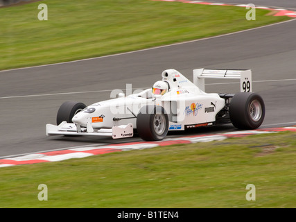 Formel Palmer Audi Rennwagen verlassen Brittens Ecken am Oulton Park Motor Racing Circuit Cheshire England Vereinigtes Königreich UK Stockfoto