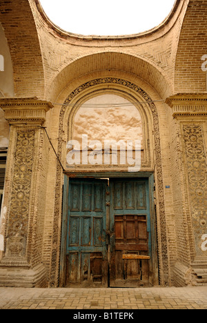 Detail einer großen alten blauen dekorative Doppel fronted Holztür im Bereich alten Stadt von Yazd, Iran. Stockfoto