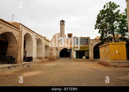 Straße nähert sich die Gebäude auf dem Markt im Bereich Altstadt von Yazd, mit Minarett im Hintergrund Stockfoto