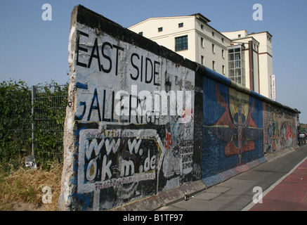 Beginn der East Side Gallery am längsten verbleibenden Strecke von Berliner Mauer Deutschland Mai 2008 Stockfoto