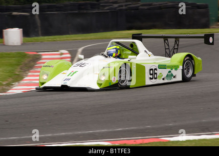 Ein V de V UK Ligier JS49 Sport Rennwagen in Brittens Ecke am Oulton Park Motor Racing Circuit Cheshire England Großbritannien Stockfoto