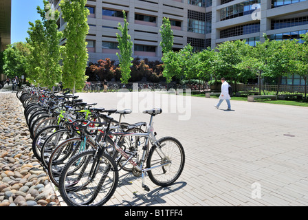 Fahrräder parken außerhalb Beckman-Center an der Stanford University, Palo Alto Kalifornien Stockfoto