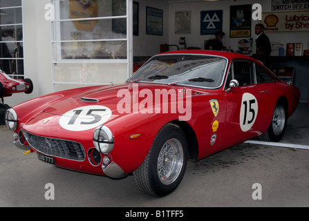 Ein roter Ferrari Pininfarina 250GT Lusso Rennsportwagens erwartet Vorbereitung durch die Ferrari-Mechaniker Stockfoto